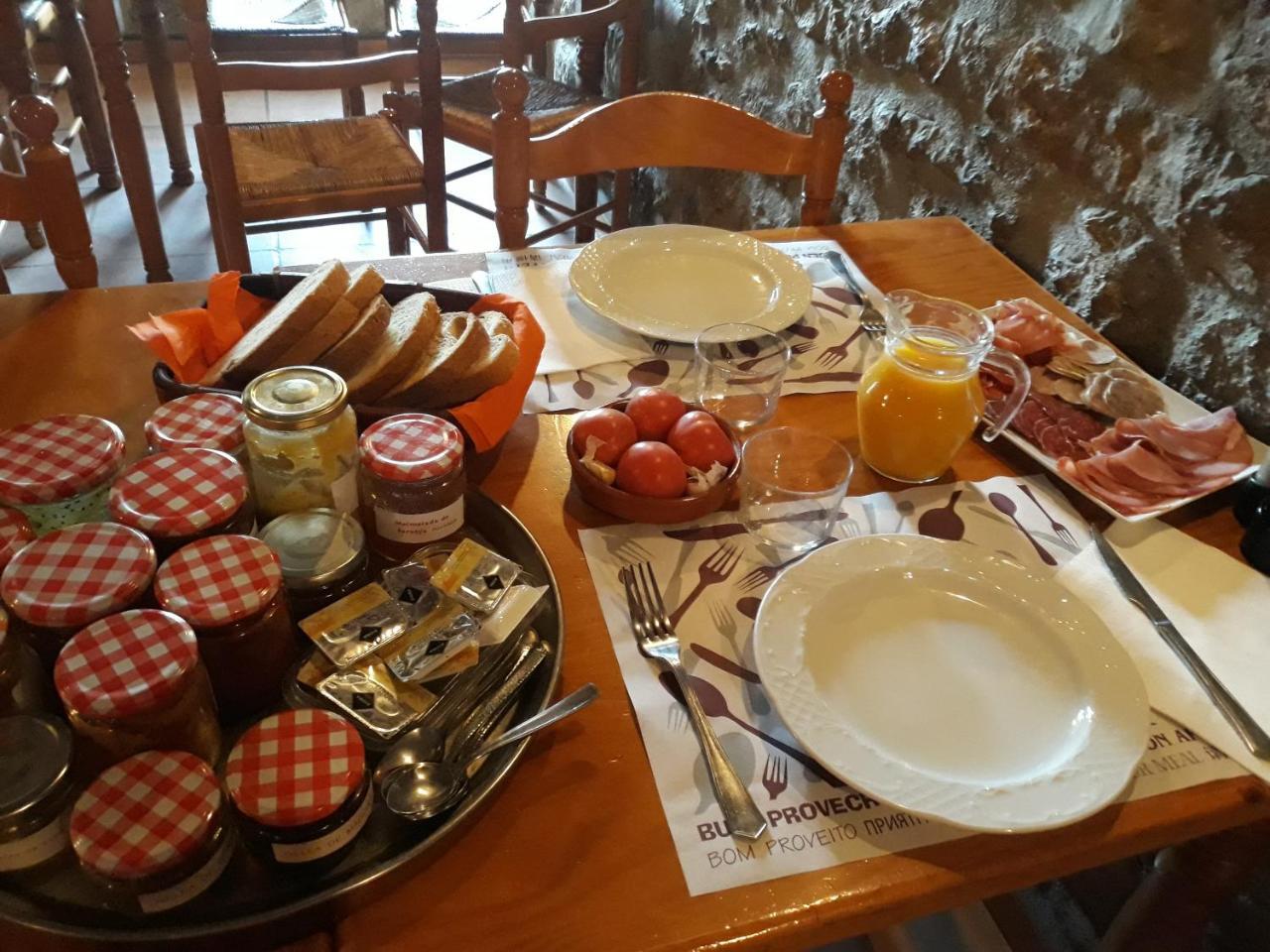 Casa Angrill Hotell Oliana Eksteriør bilde